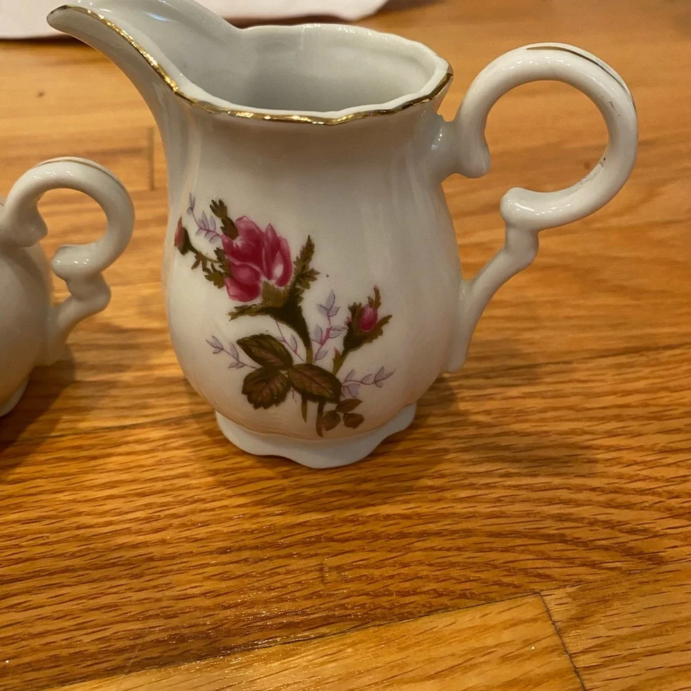 Porcelain creamer and sugar set